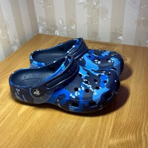 CROCS Kids Clog File Slippers, Navy/Multi